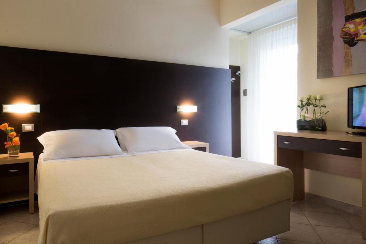 Hotel Sole Cattolica Esterno foto