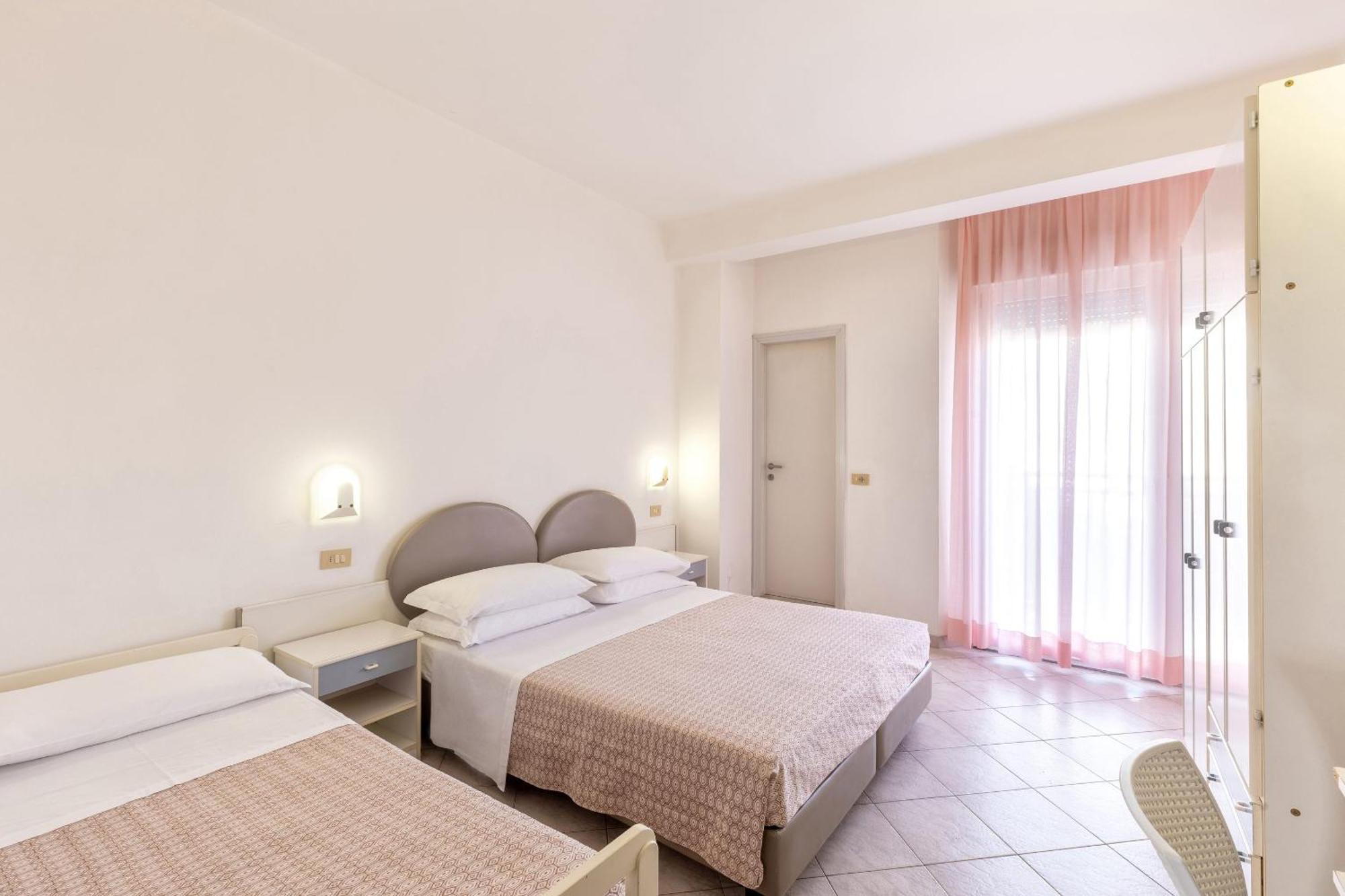 Hotel Sole Cattolica Esterno foto