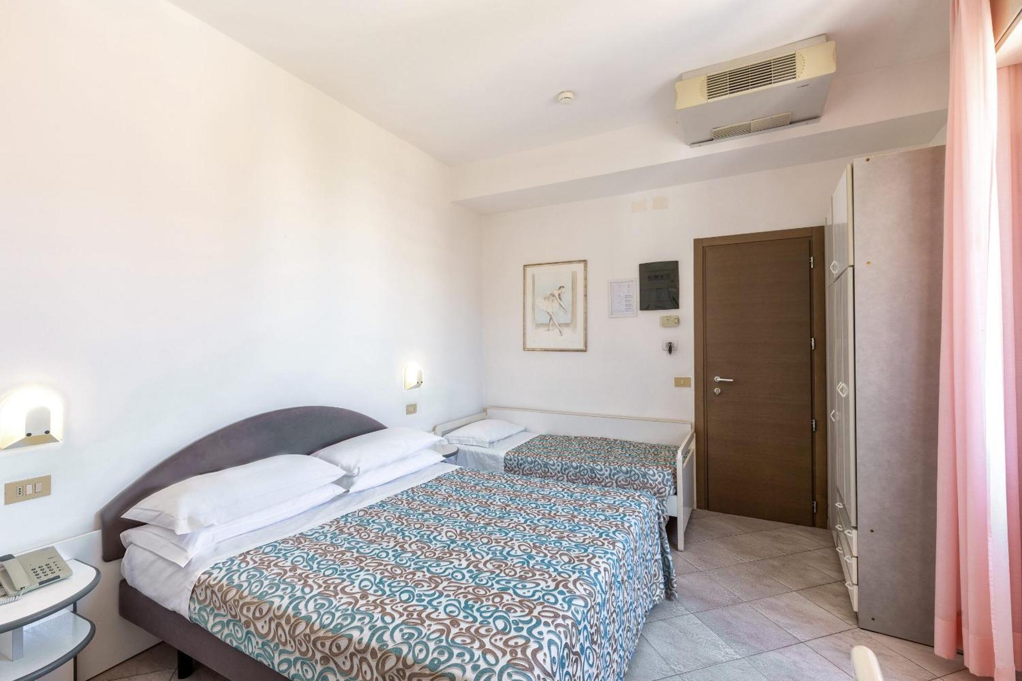 Hotel Sole Cattolica Esterno foto