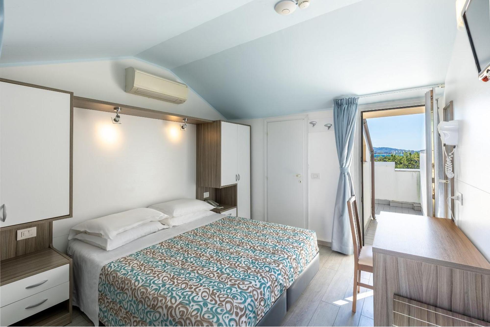 Hotel Sole Cattolica Esterno foto