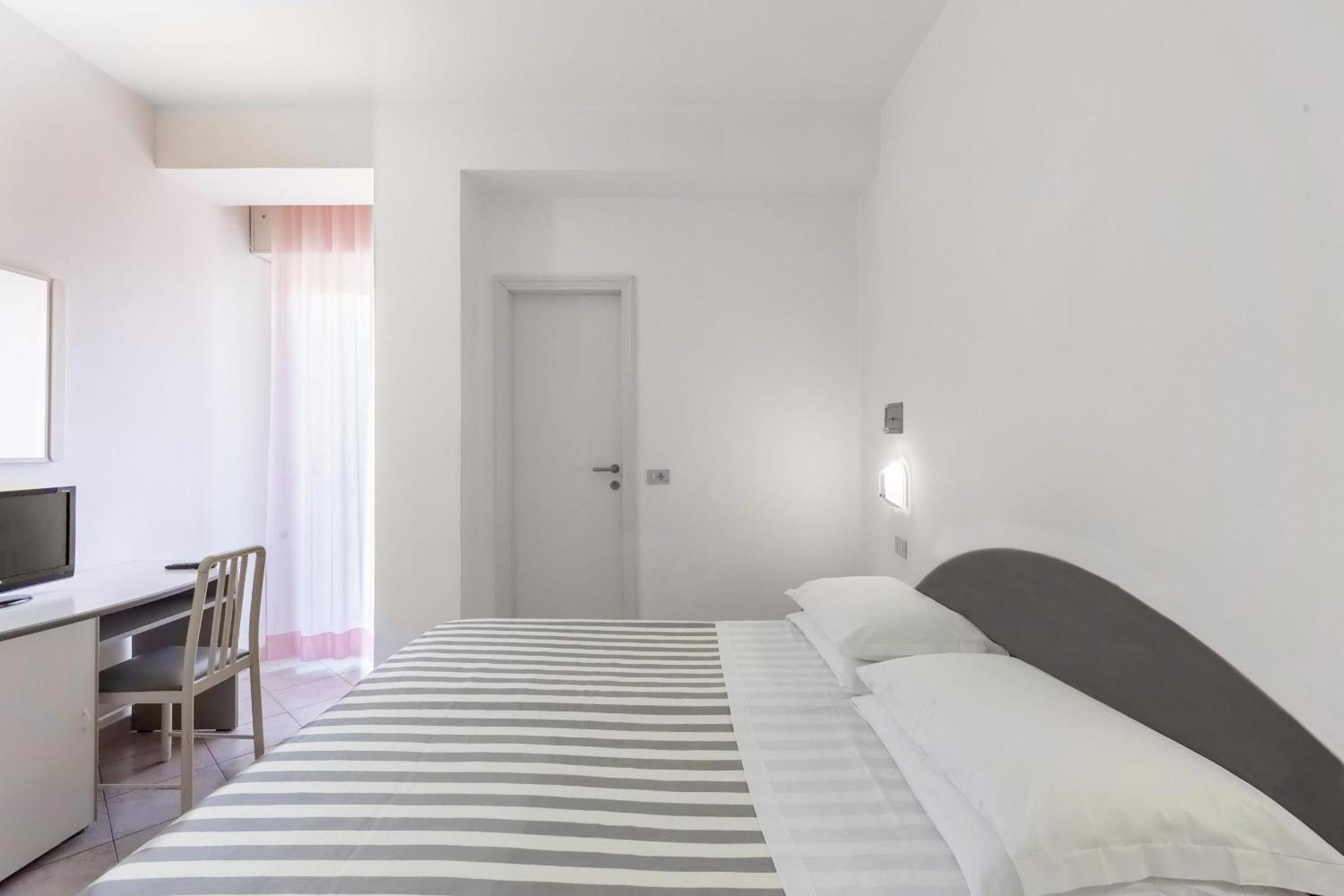 Hotel Sole Cattolica Esterno foto
