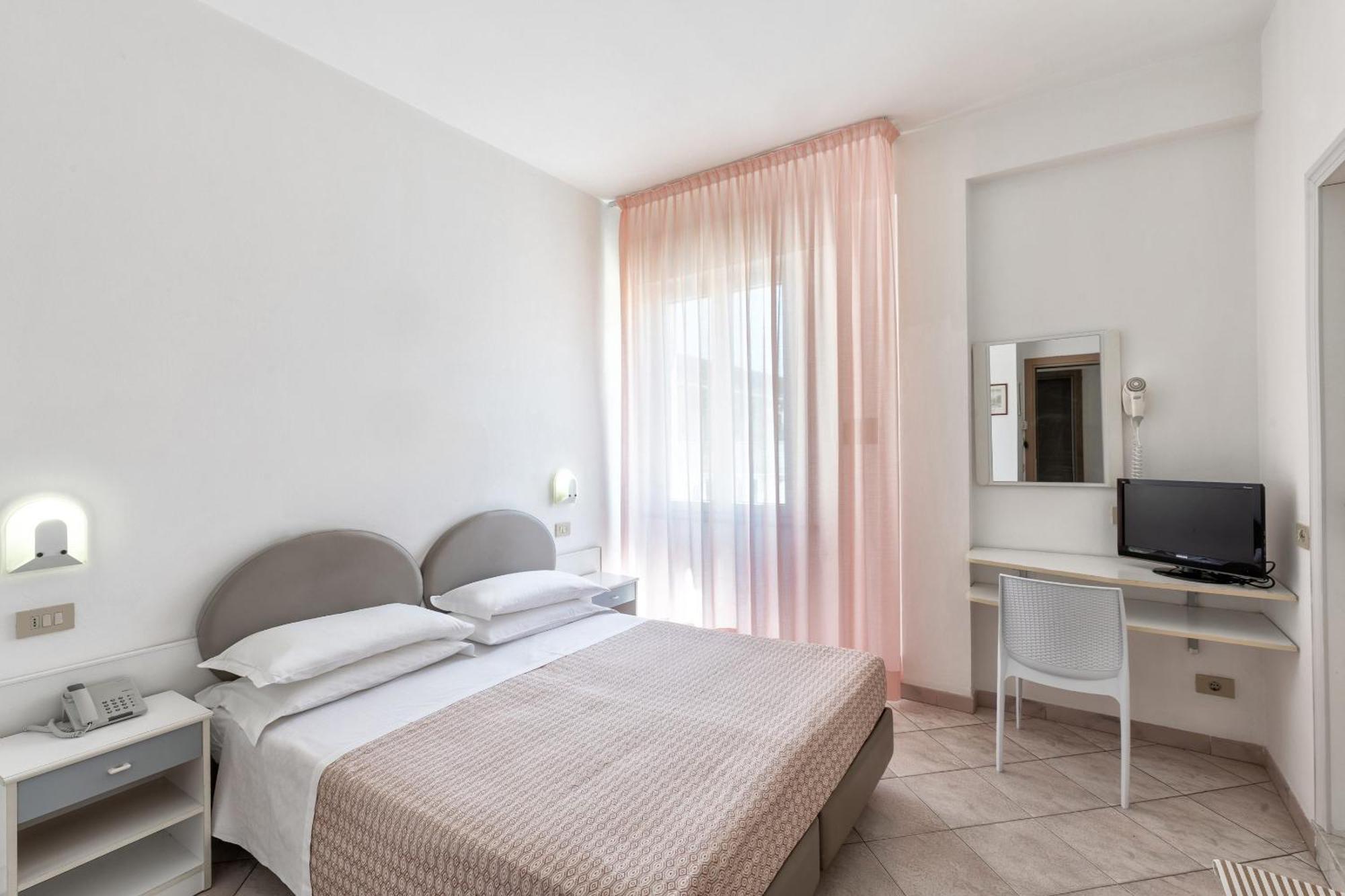 Hotel Sole Cattolica Esterno foto