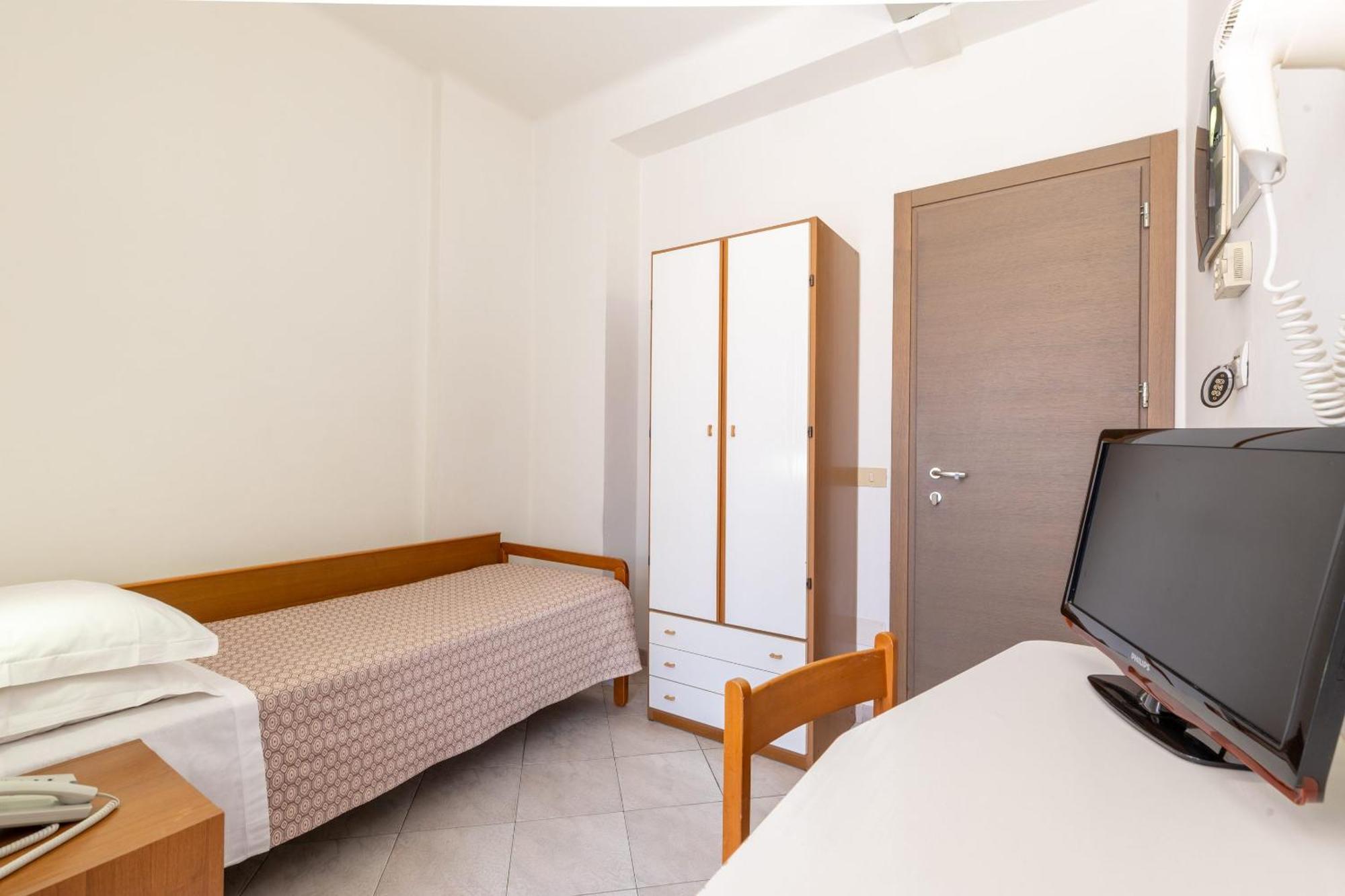 Hotel Sole Cattolica Esterno foto