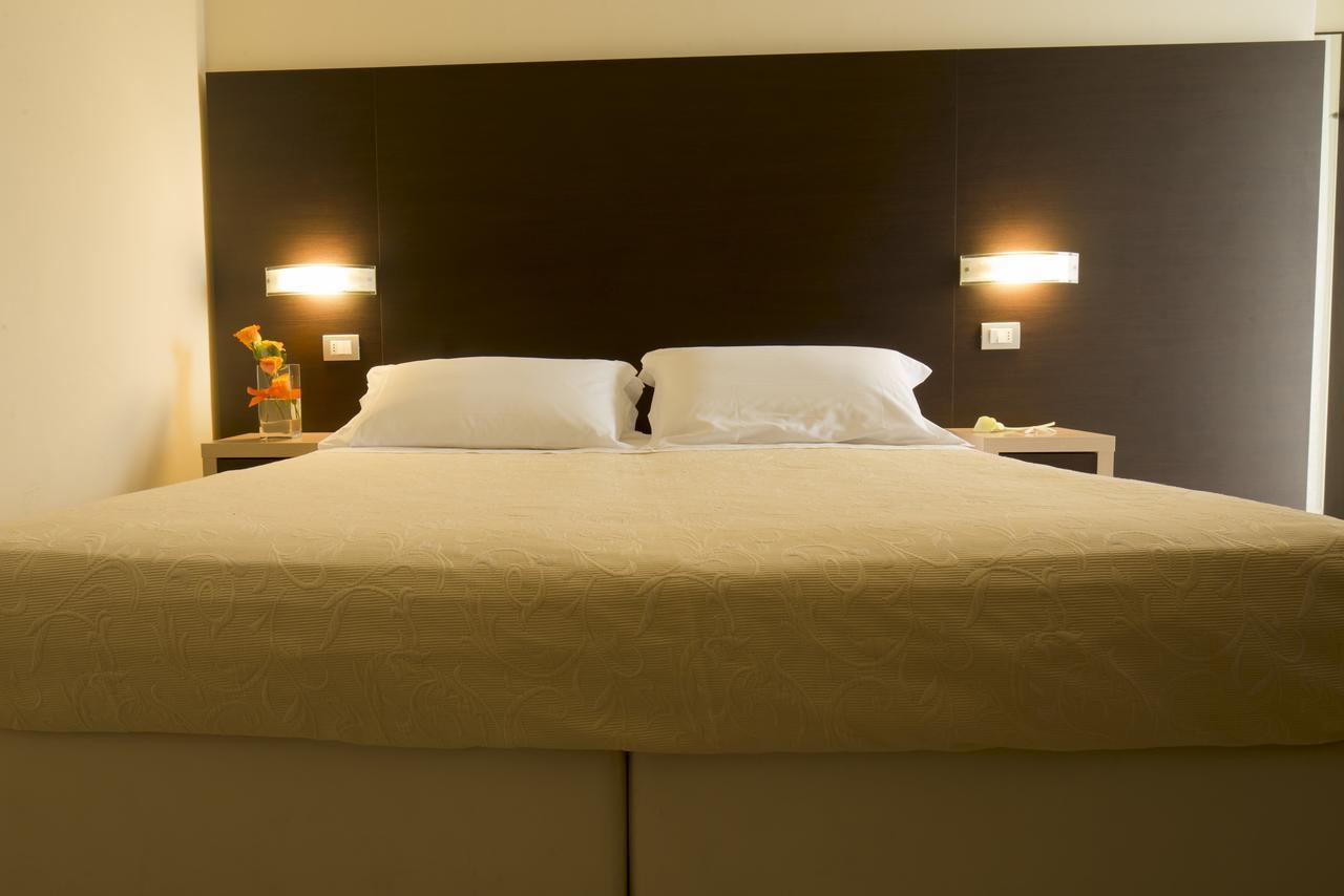 Hotel Sole Cattolica Esterno foto